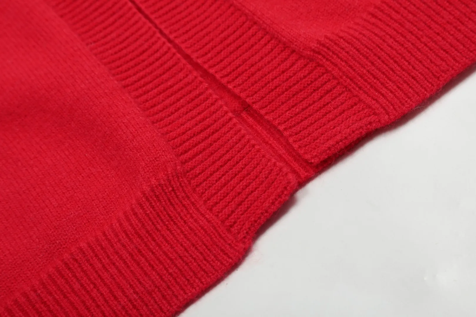 🅿️220 "Top quality" Style number: DS016# [Ralph Lauren V-neck solid color pony embroidered logo woolen knitted shawl cardigan] ✅Ralph Lauren Lazy‌oversize style basic classic versatile ten-color shawl cardigan ✅Main supplier platform live broadcast Wholesale entity Replenishment when out of stock No removal from shelves ✅ZP quality 1:1 version Scan the code to enter the GF website Counter quality ✅Details and quality are the only one in Guangzhou. Light luxury wool. Focus on high-end. Cost-effective. Good quality. Needless to say. ✅Restore the original version. Can wear 190 pounds. Loose, comfortable and stress-free. ✅Loose upper body, oversize and lazy style. Must-have style for goddess ootd. ✅Good-looking clothes are never picky. Recommended for goddess wardrobe. Taro Purple, Light Khaki, Chinese Red, Anchor Red